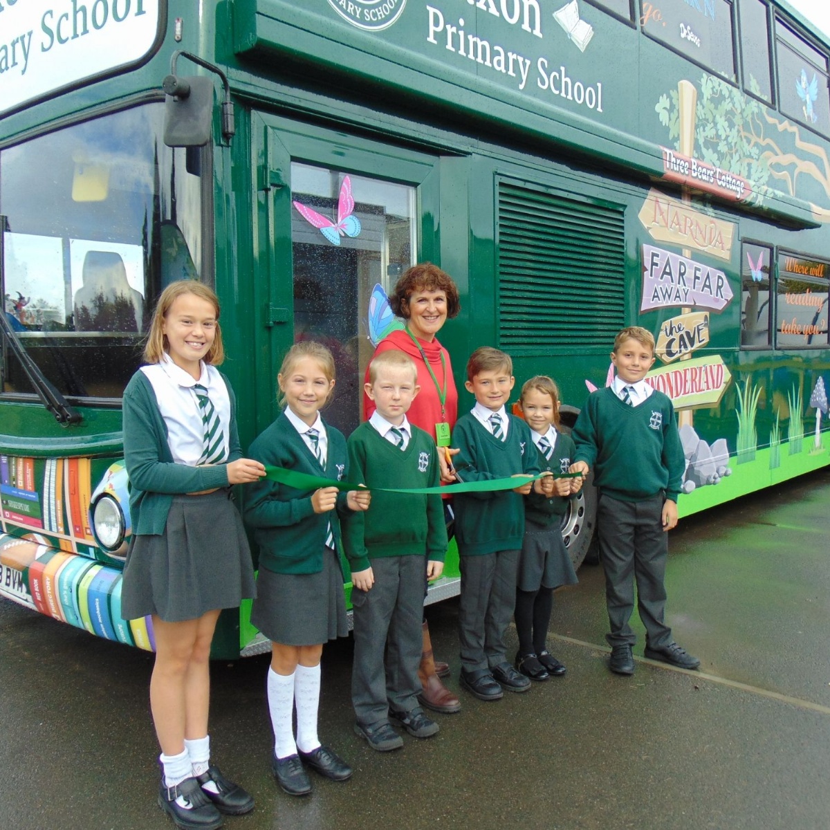 New library bus drives children's imagination - Saxon Primary School